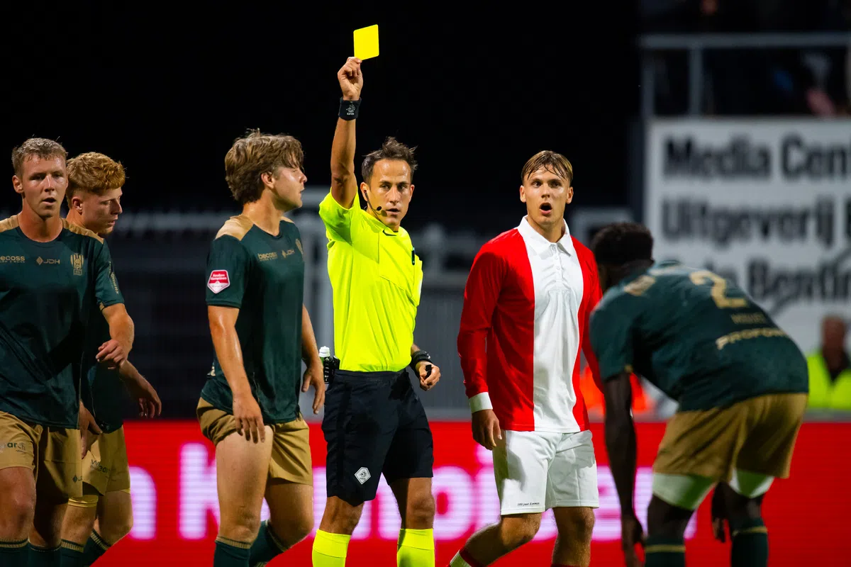 Arbiter raakt geblesseerd tijdens KKD-duel, vierde man maakt debuut als 'invaller'