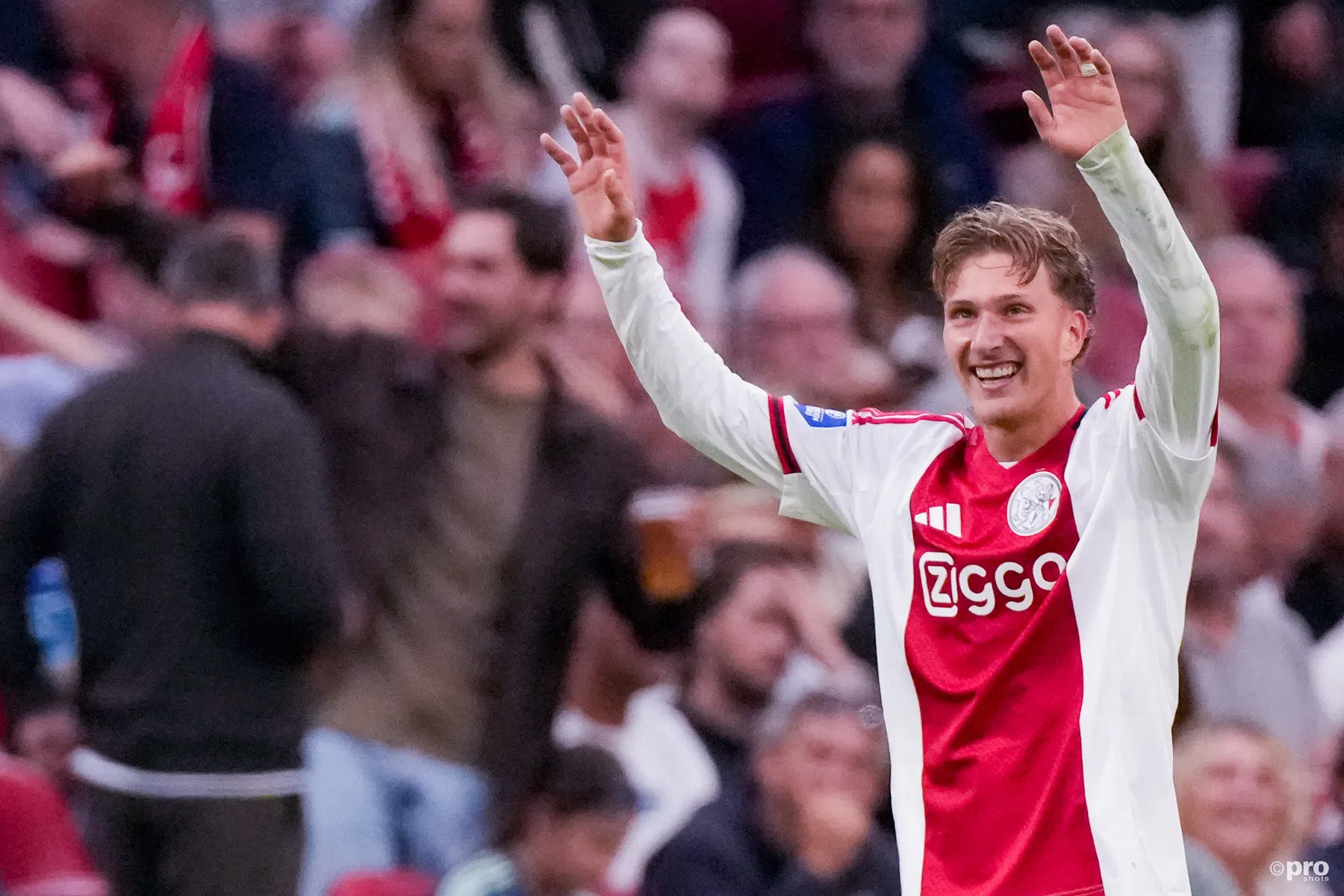 Ajax dankt Mika Godts en wint met moeite van PEC