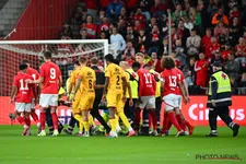 Thumbnail for article: Even geen clubkleuren meer: Standard- en KV Mechelen-spelers begeleiden Homawoo naar de zijlijn