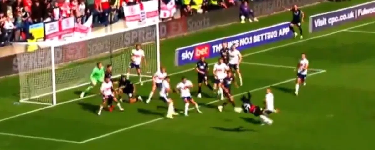 Spectaculair: Hansen maakt met geniale volley in blessuretijd cruciale eerste goal