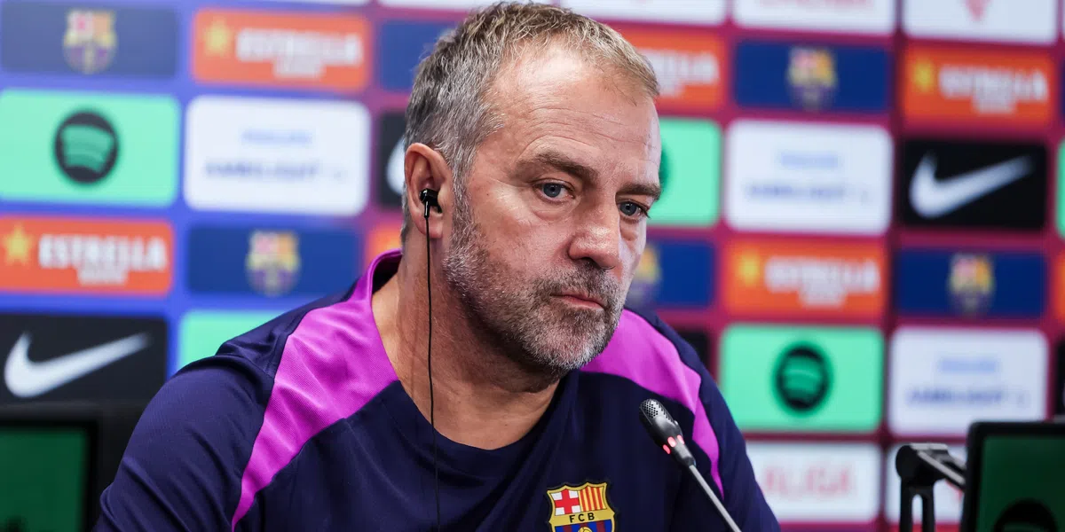 Flick bevestigt Frenkie-absentie en haalt uit naar Spaanse ploeg: 'Ben verdrietig'