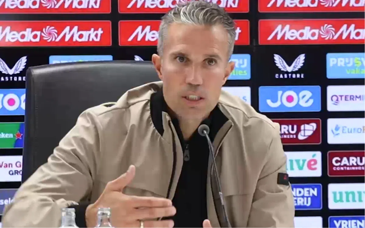 Van Persie houdt betoog over Hadj Moussa: "Ik vind het geen rode kaart"