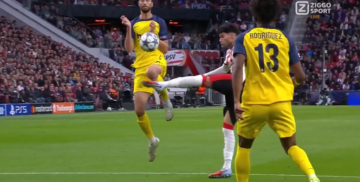 De beelden: PSV door ongelukkig penaltymoment achter, Bosz kan ogen niet geloven