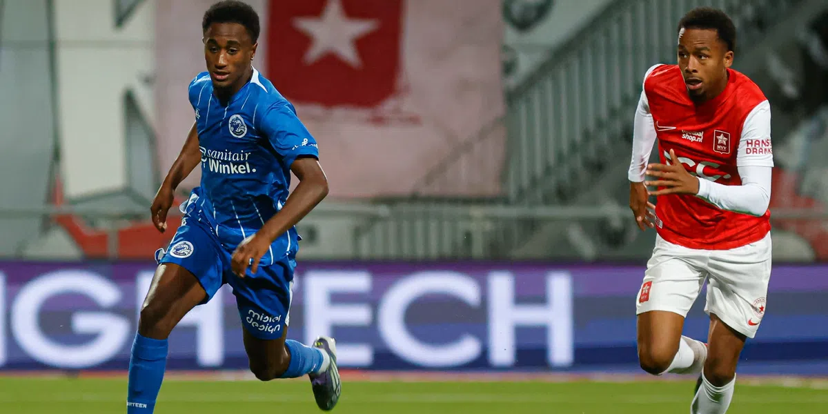 Bizarre goal in KKD: middenvelder scoort wereldtreffer vanaf eigen helft