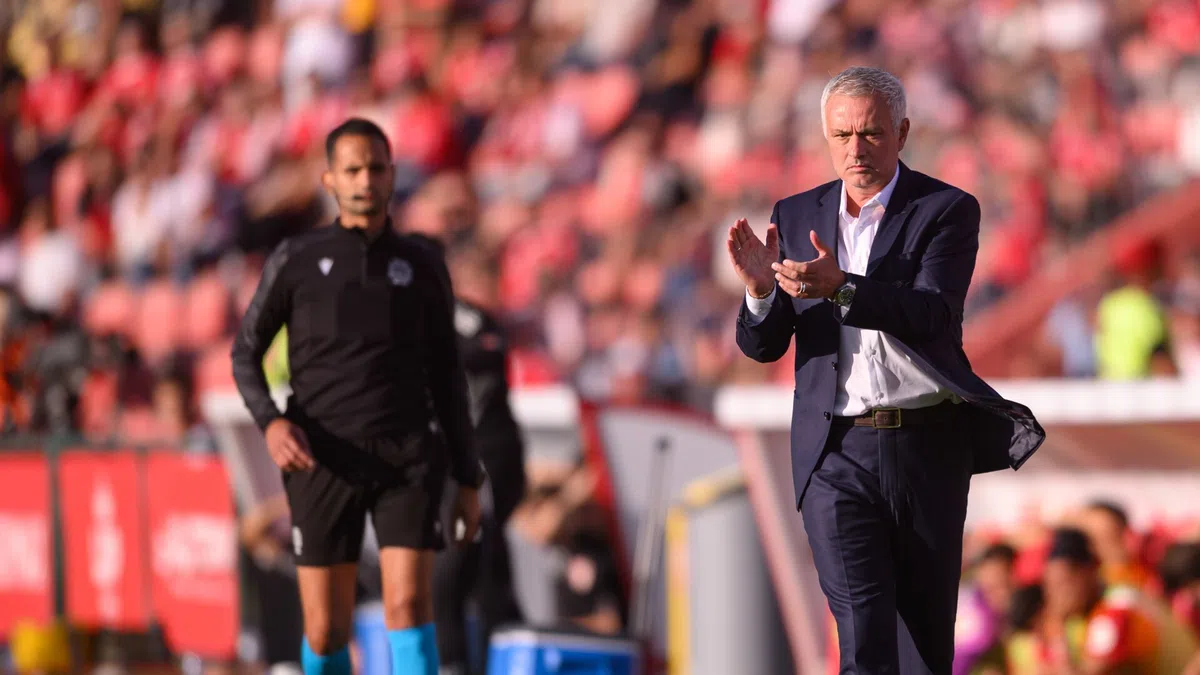 José Mourinho boekt ruime overwinning tijdens debuut bij Benfica