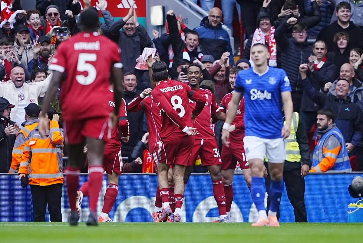 Uitblinkende Gravenberch neemt Liverpool bij de hand in heerlijke Merseyside Derby