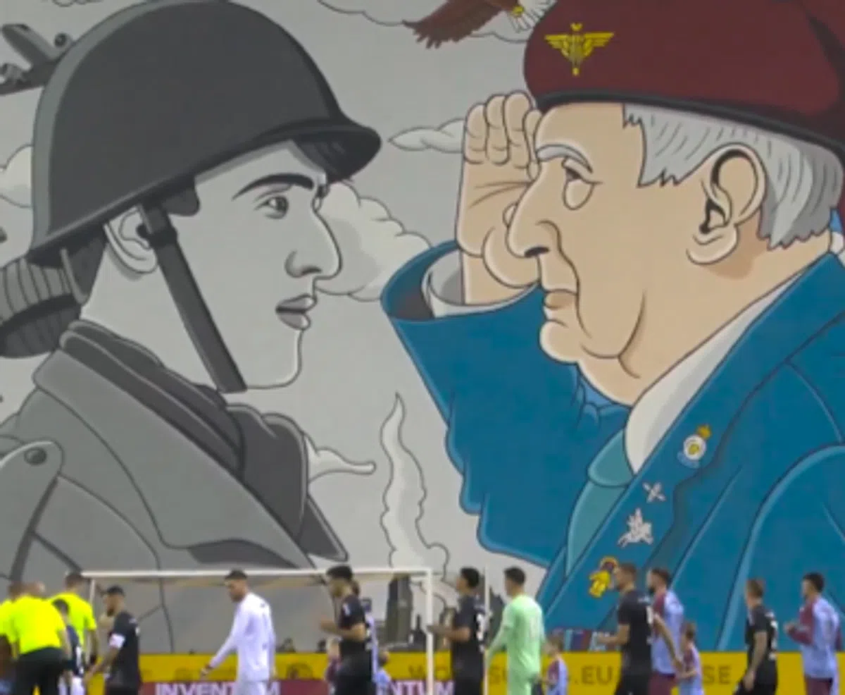 Prachtig spandoek van Vitesse in volledig uitverkocht Gelredome