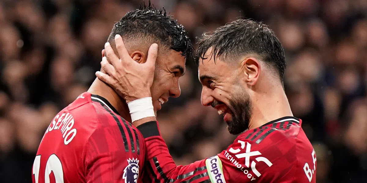 United wint knotsgek duel van Chelsea: twee rode kaarten in eerste helft