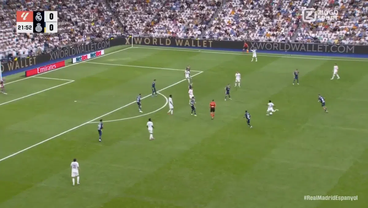 In de winkelhaak: Militão zet Real Madrid op voorsprong met fantastische uithaal