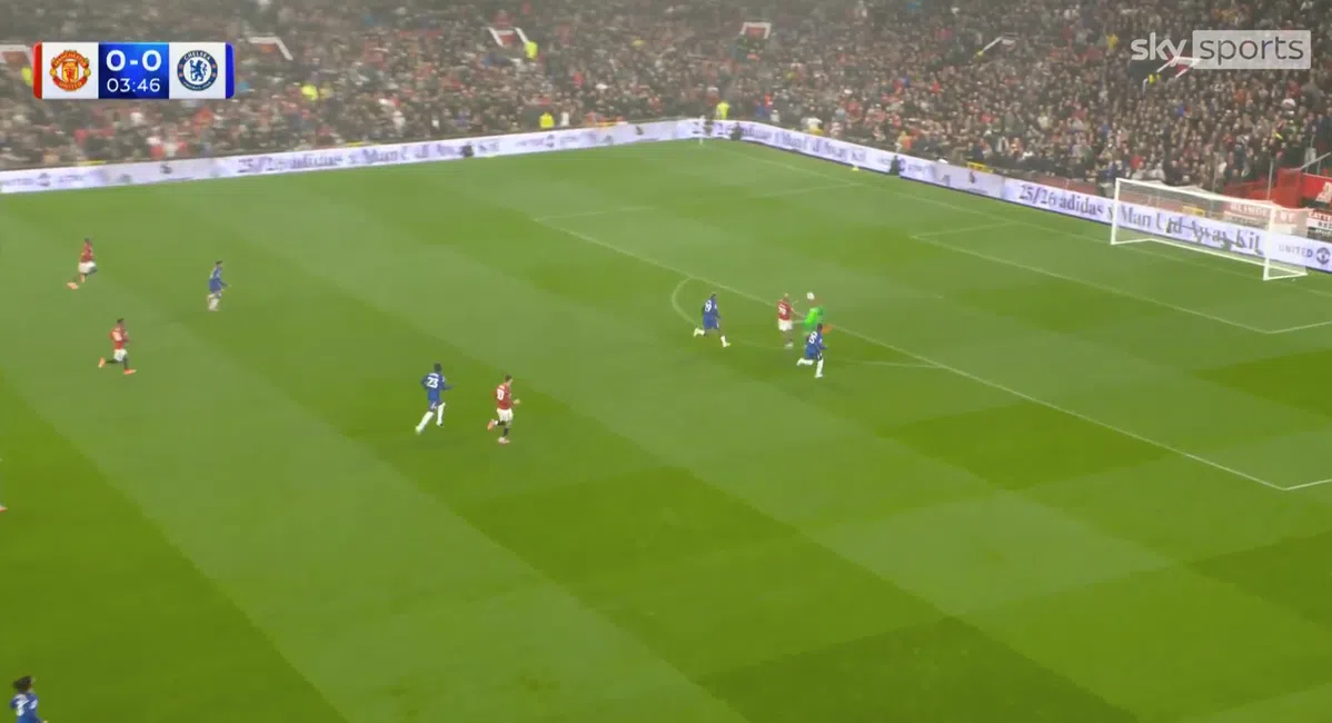 Chelsea-doelman Sánchez krijgt al na 4 minuten rood voor keiharde overtreding