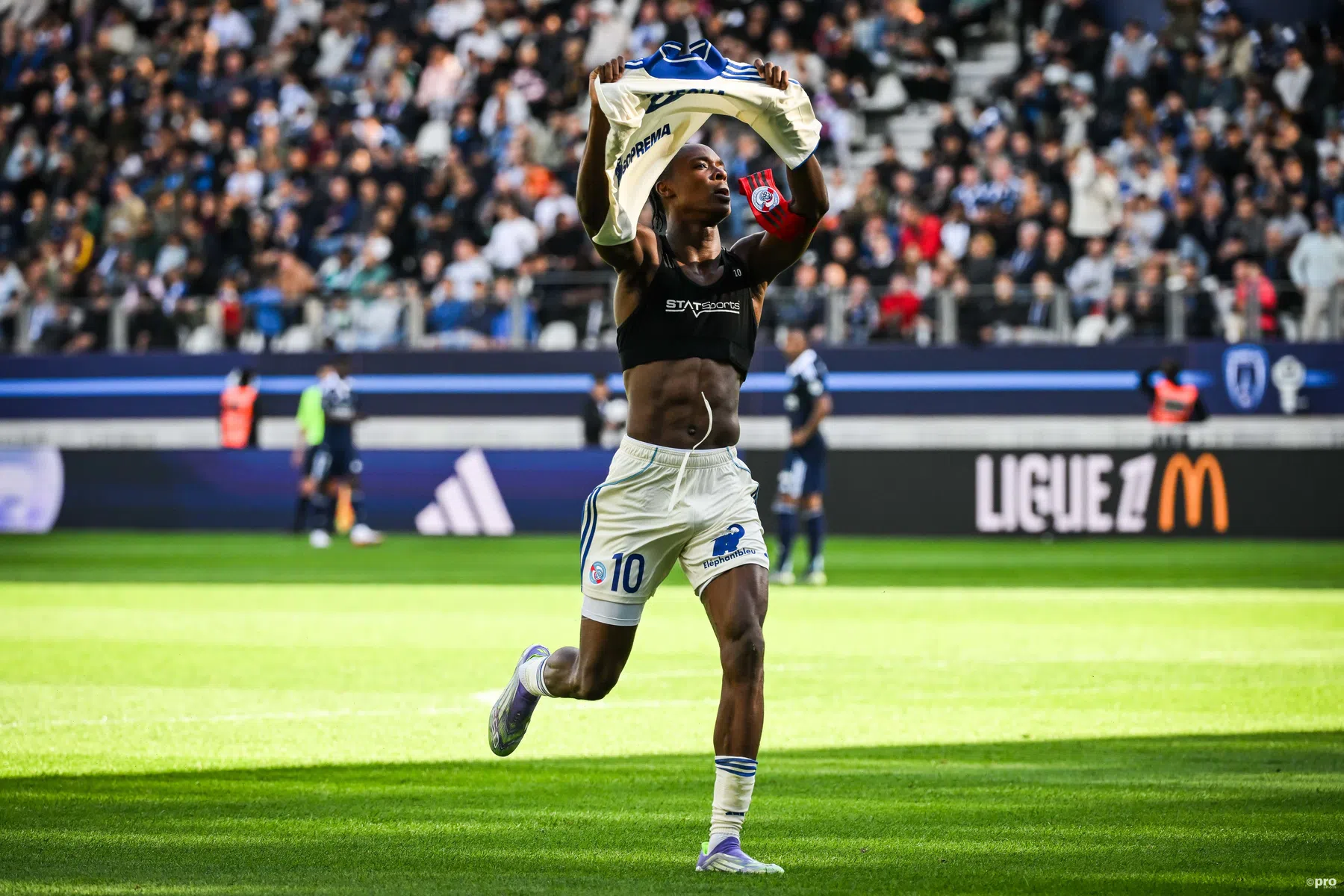 Emegha maakt statement richting Strasbourg-fans 