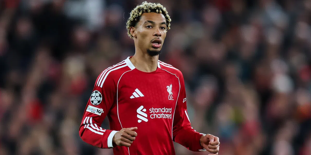 Liverpool wint met tien man na oliedomme en bizarre actie van matchwinner Ekitike
