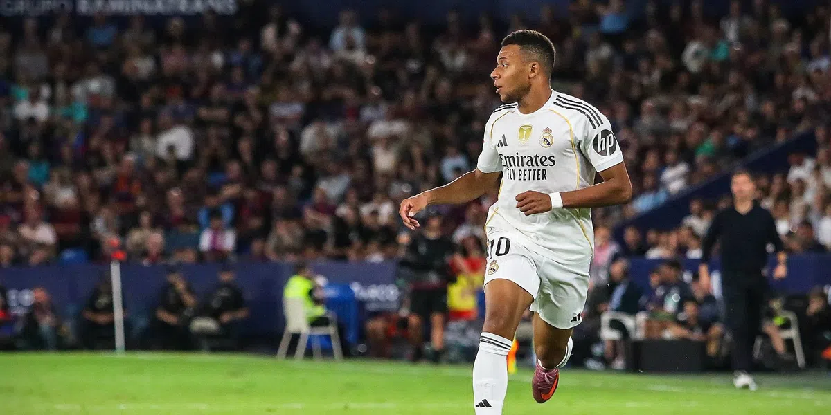 Real Madrid blijft foutloos en wint mede dankzij panenka van Mbappe bij Levante