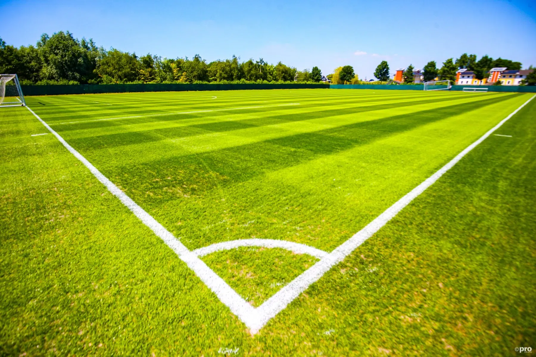 Scheidsrechter Michel van de Luitgaarden werd na het amateurduel met opgesloten