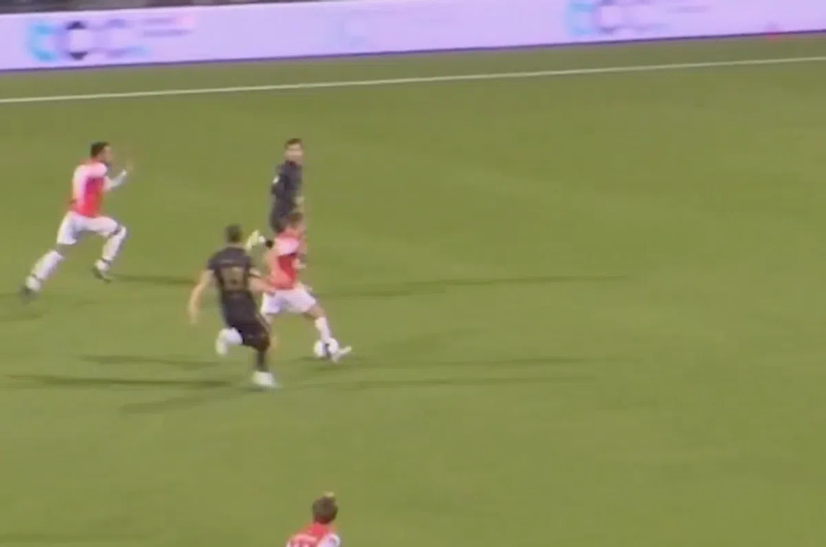 Emmen-beul krijgt direct rood na snoeiharde tackle, maar kan ogen niet geloven
