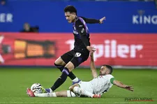 Thumbnail for article: Vazquez opnieuw onder vuur: 'Zelfs de scheidsrechter heeft al meer ballen geraakt'