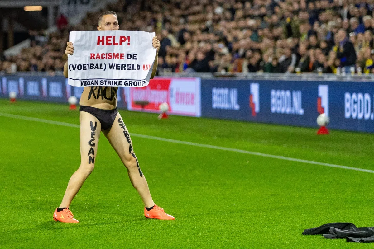 Buitenspel: 'Vegan Streaker' in onderbroek baart opzien bij KKD-wedstrijd