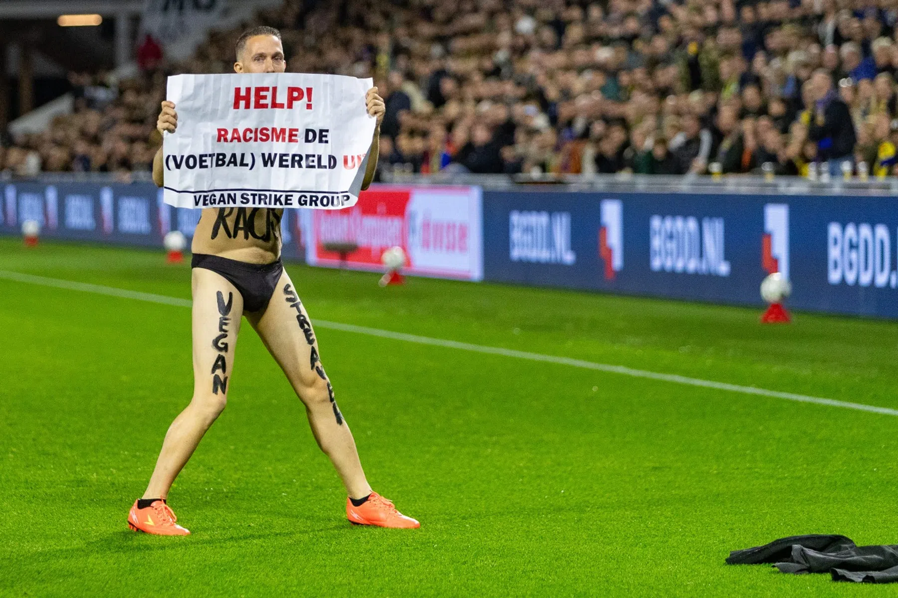 De bekende Vegan Streaker liep het veld op bij Cambuur-Jong PSV