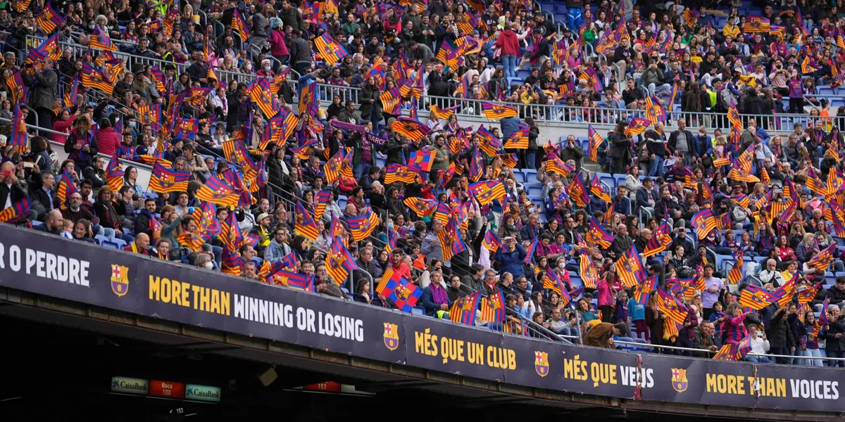 Fans van FC Barcelona richten zich met beledigend spreekkoor tot één aanwezige