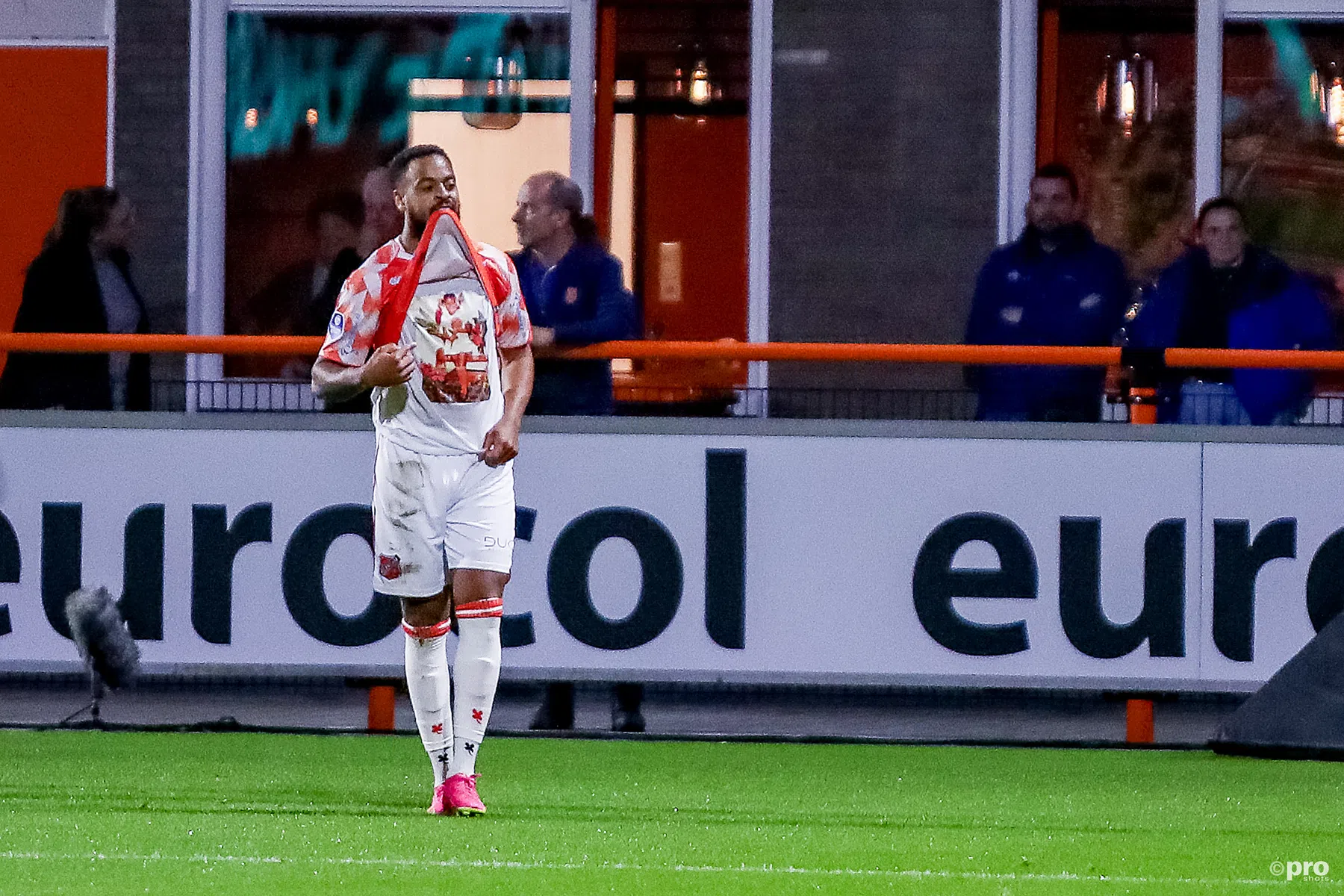 Jonna Fraser belt Brandley Kuwas na doelpunt FC Volendam