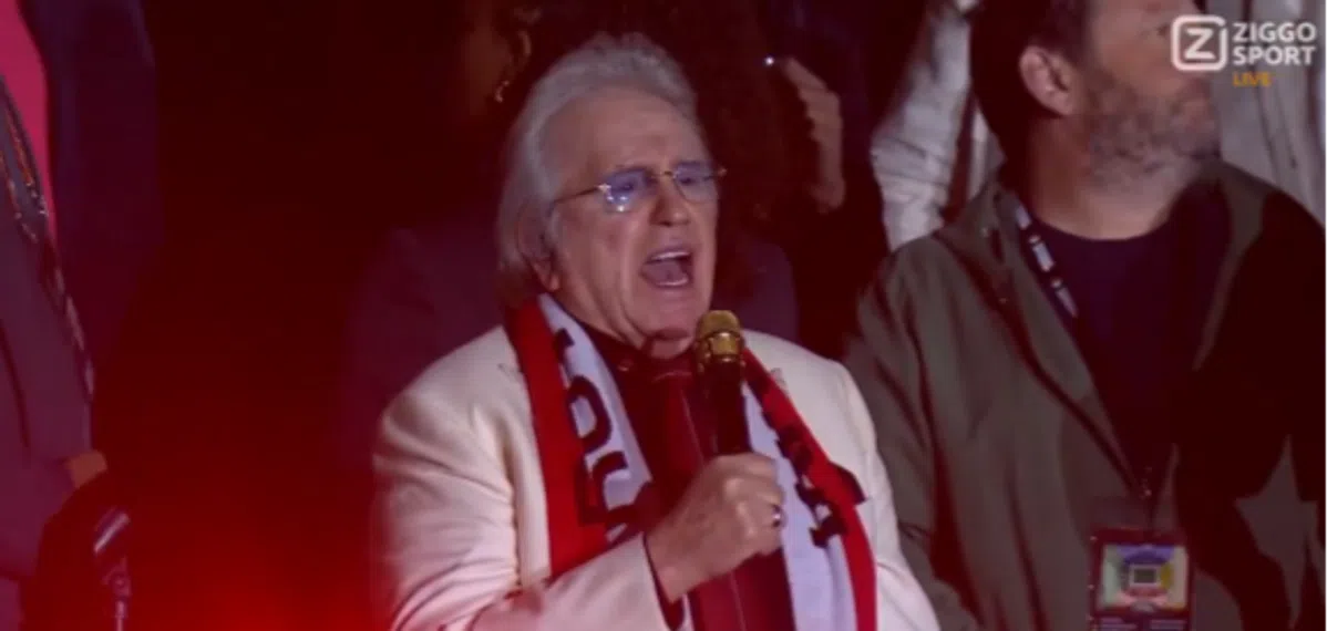 Kippenvel in De Kuip: Lee Towers en Feyenoord-fans zorgen voor schitterende sfeer