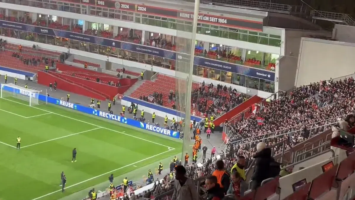 Geweldig: Tillman zoekt PSV-fans op na laatste fluitsignaal en wordt toegezongen