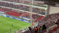 Thumbnail for article: Geweldig: Tillman zoekt PSV-fans op na laatste fluitsignaal en wordt toegezongen