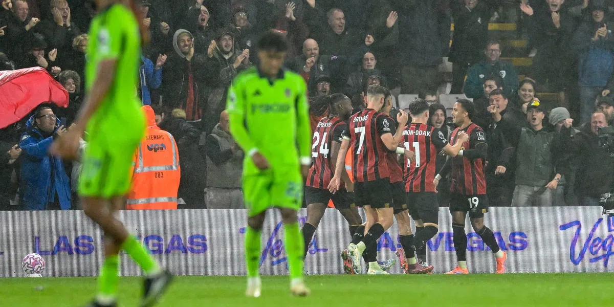 Geniale Kluivert helpt Bournemouth met wereldgoal aan late zege op Fulham