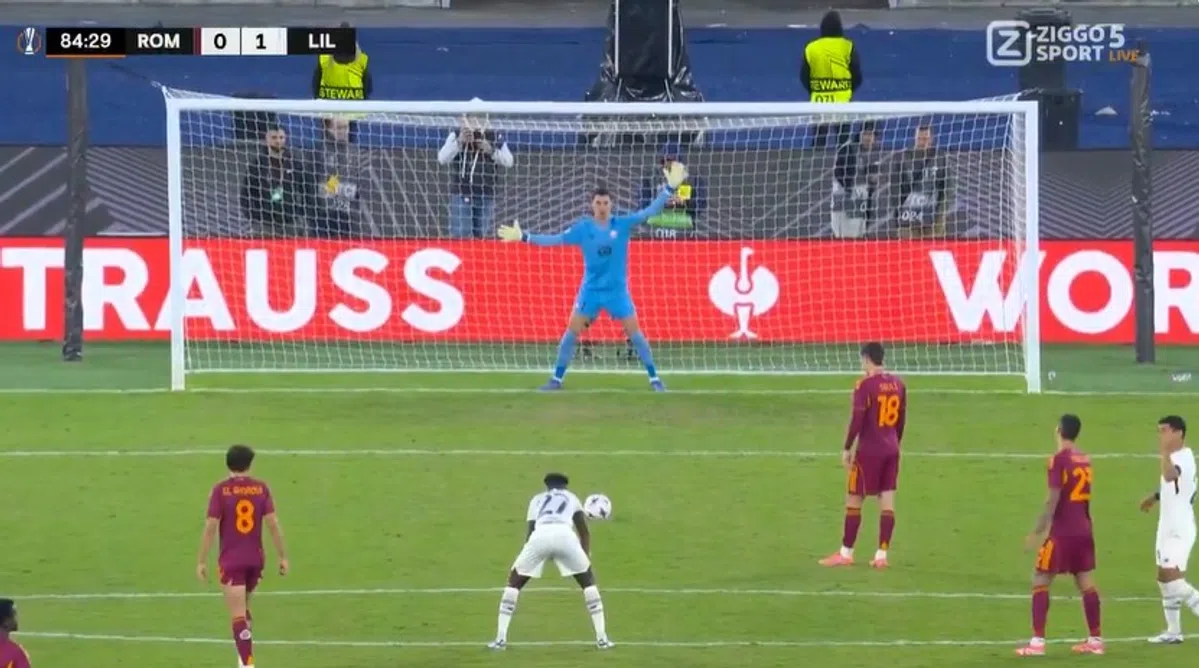 Must see: Turkse doelman stopt drie (!) AS Roma-penalty's achter elkaar