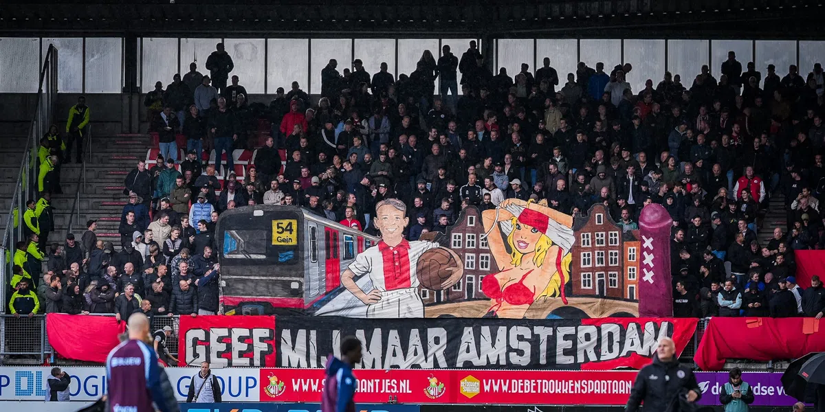Aanwezige Ajax-fans botvieren frustratie na nieuwe zeperd: 'Wij willen Ajax zien'