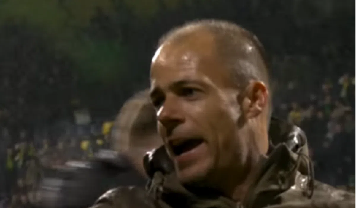 Opmerkelijk: boze Danny Buijs pakt ballenjongen Fortuna stevig vast