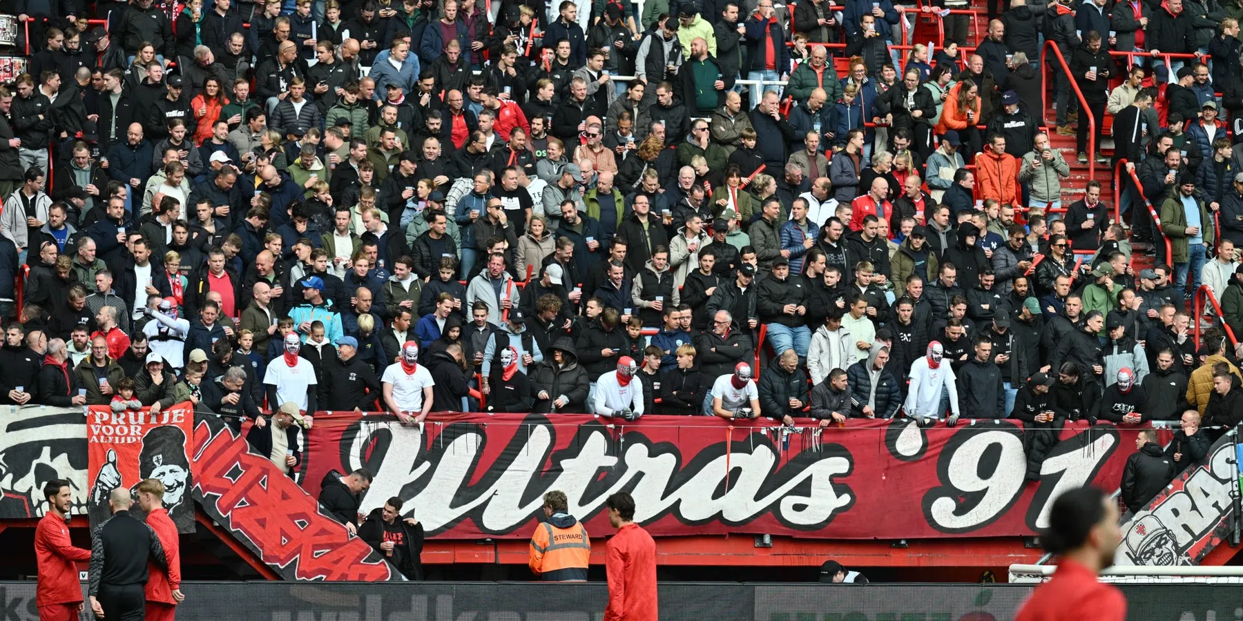 Start Twentse derby uitgesteld door rookvorming