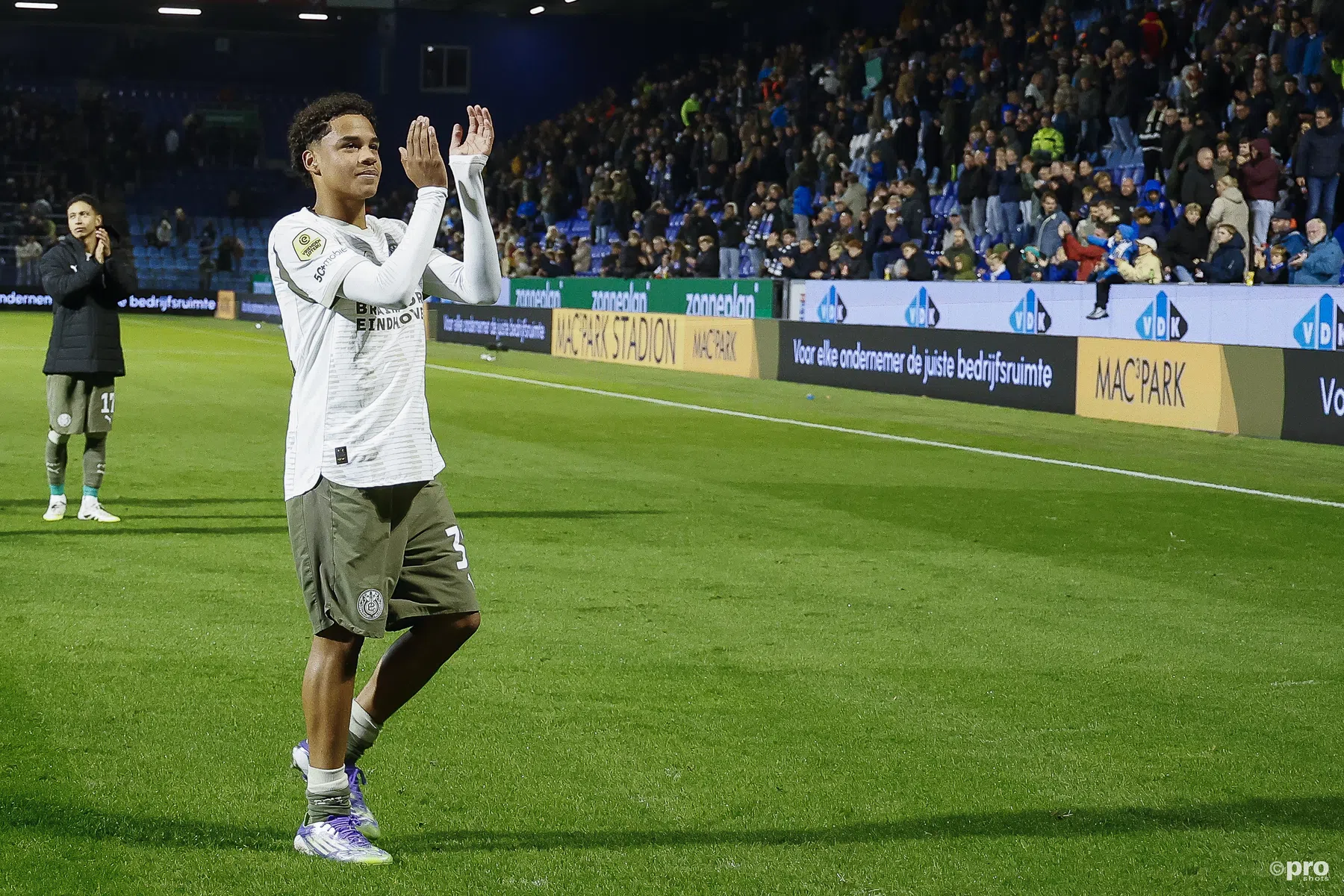 Jonge deubutant PSV Noah Fernandez