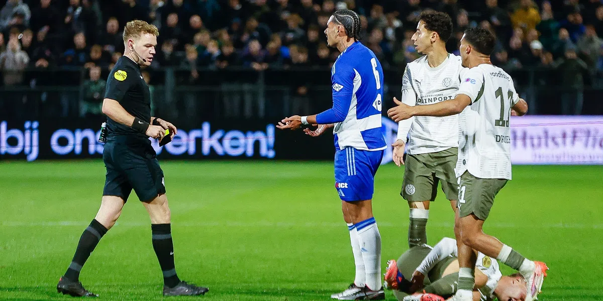 Ajax-huurling krijgt rood na tackle op Veerman: 'Raak de bal, ben eerlijke jongen'