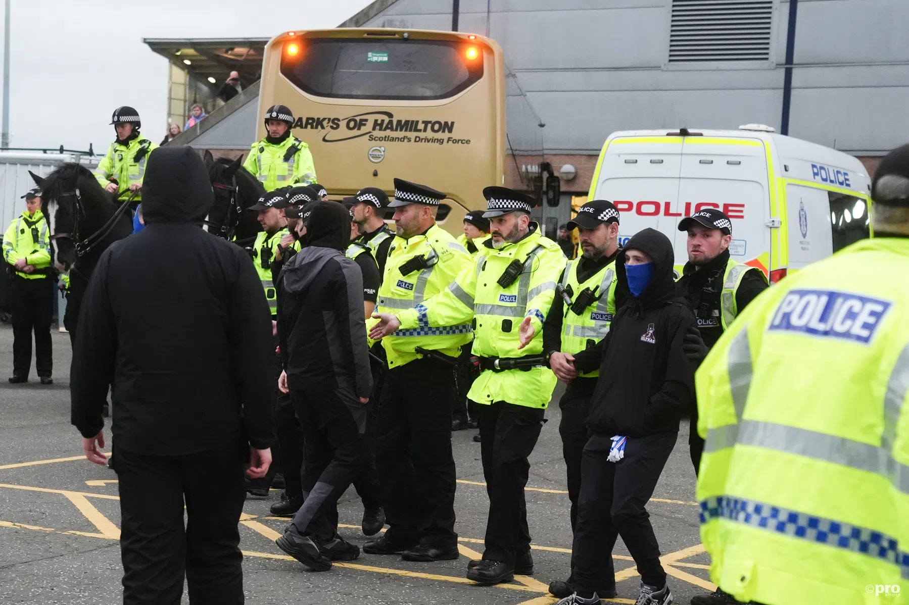 Rangers-coach Russell moet onder politiebegeleiding het stadion verlaten