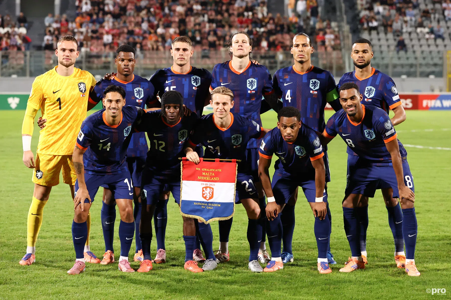 Oranje-fans furieus na eerste helft: 'Abnormaal, hij moet z'n koffers pakken'