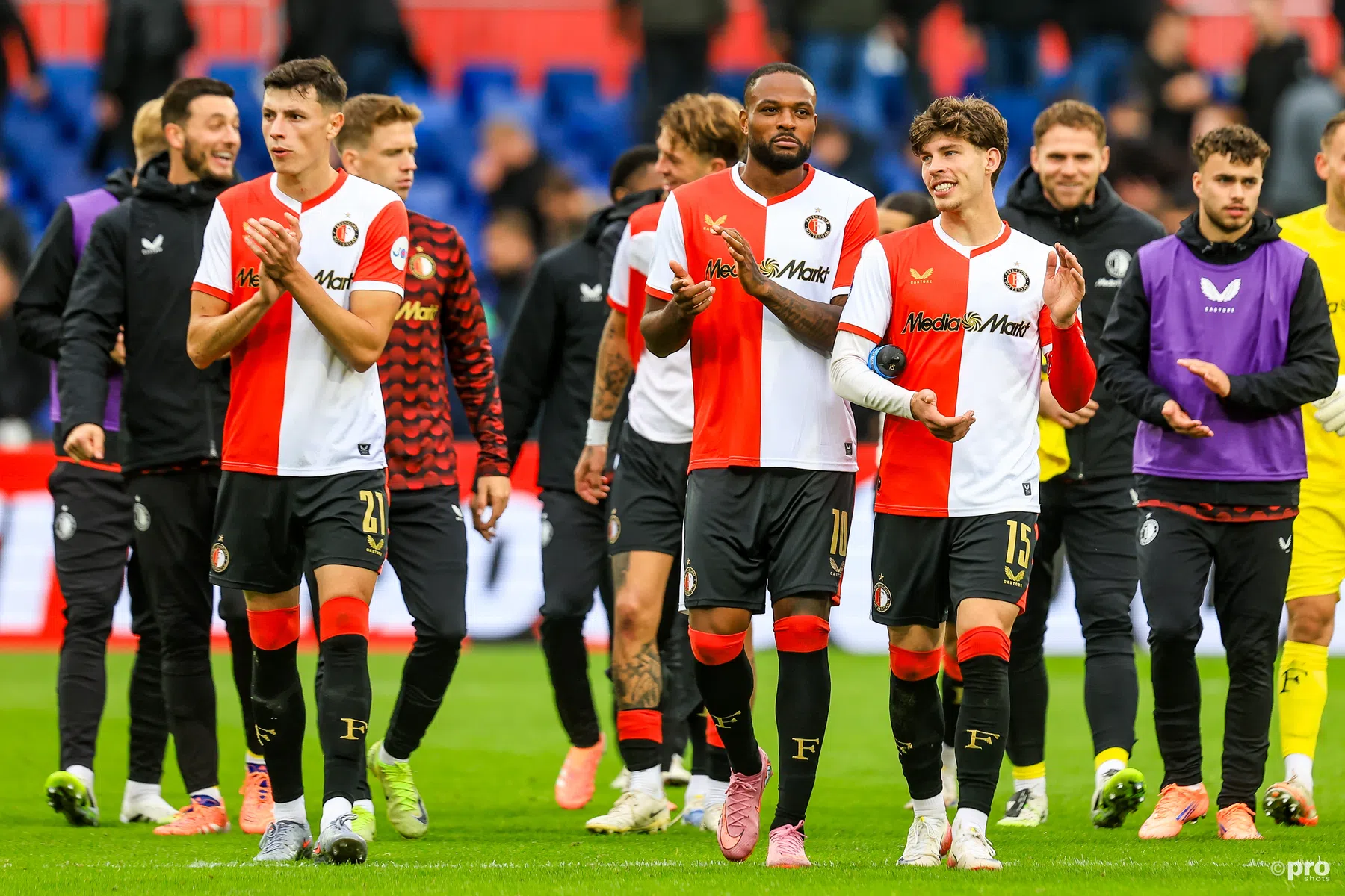 Bos rekent tijdens oefenwedstrijd tegen Canada af met Feyenoord-teamgenoot Larin