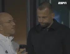 Thumbnail for article: Beelden uit Amsterdam: Kroes toont telefoon aan Heitinga, Ajax-coach schudt hoofd