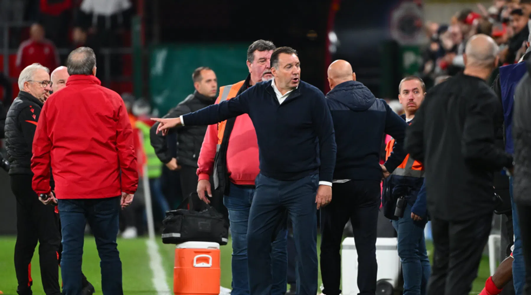 Wilmots na staking Standard – Antwerp: “Waarom geef je kaart zo dicht bij fans?