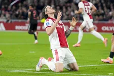 Thumbnail for article: Bizar moment: Ajax-spits Weghorst krijgt kortsluiting en geeft elleboog aan Goes