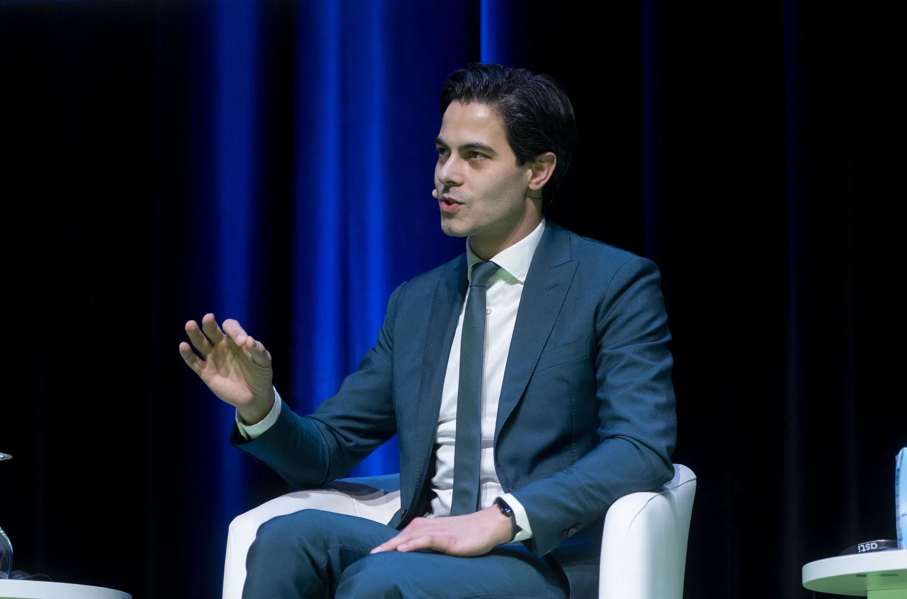 Tweede Kamer roept premier Rob Jetten op actie te ondernemen tegen de NOS