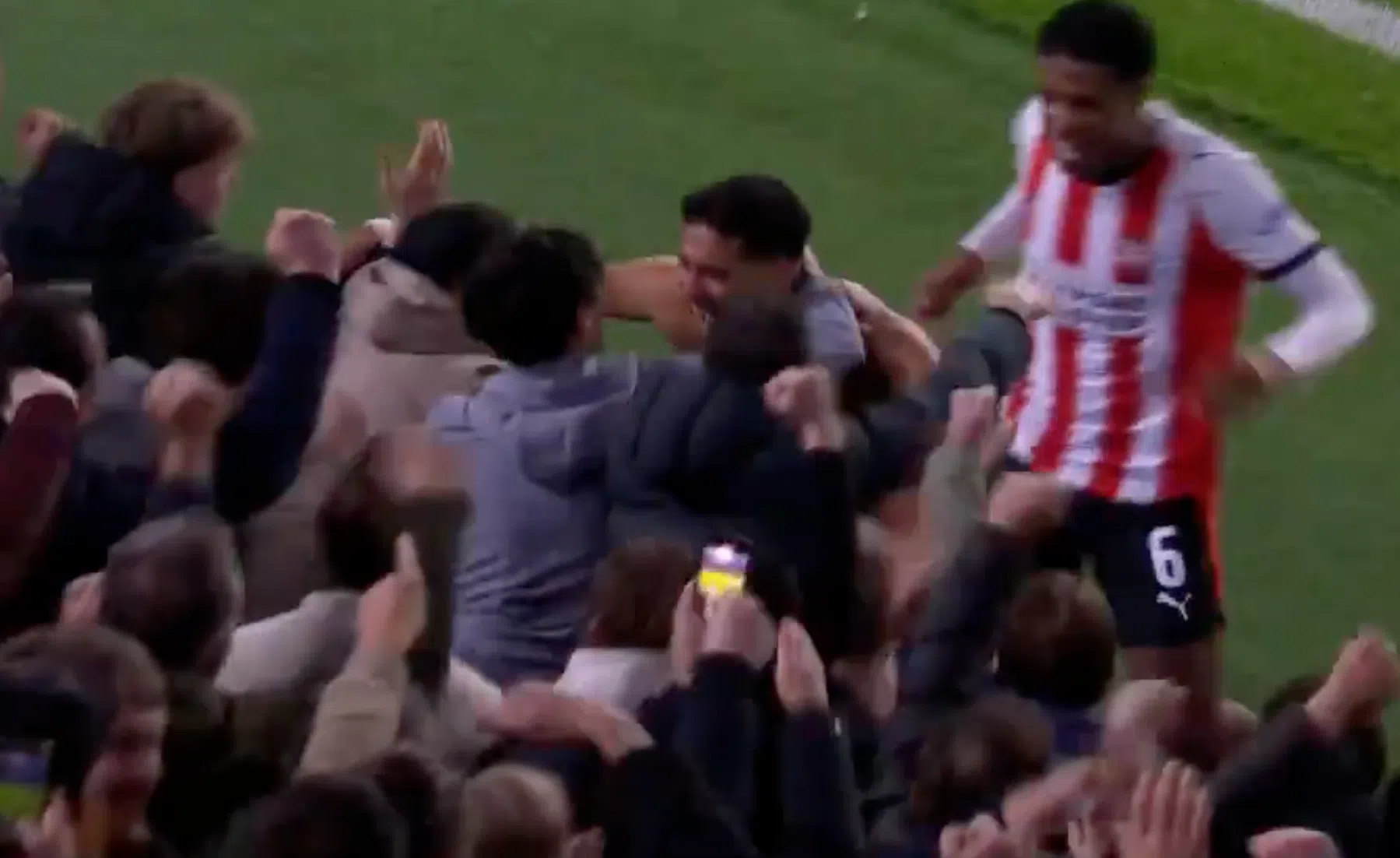Prachtig: Philips stadion barst uit voegen na zesde (!) PSV-treffer tegen Napoli