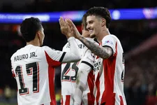 Thumbnail for article: PSV laat dankzij Saibari en Man helemaal niets heel van Napoli: 6-2 (!)