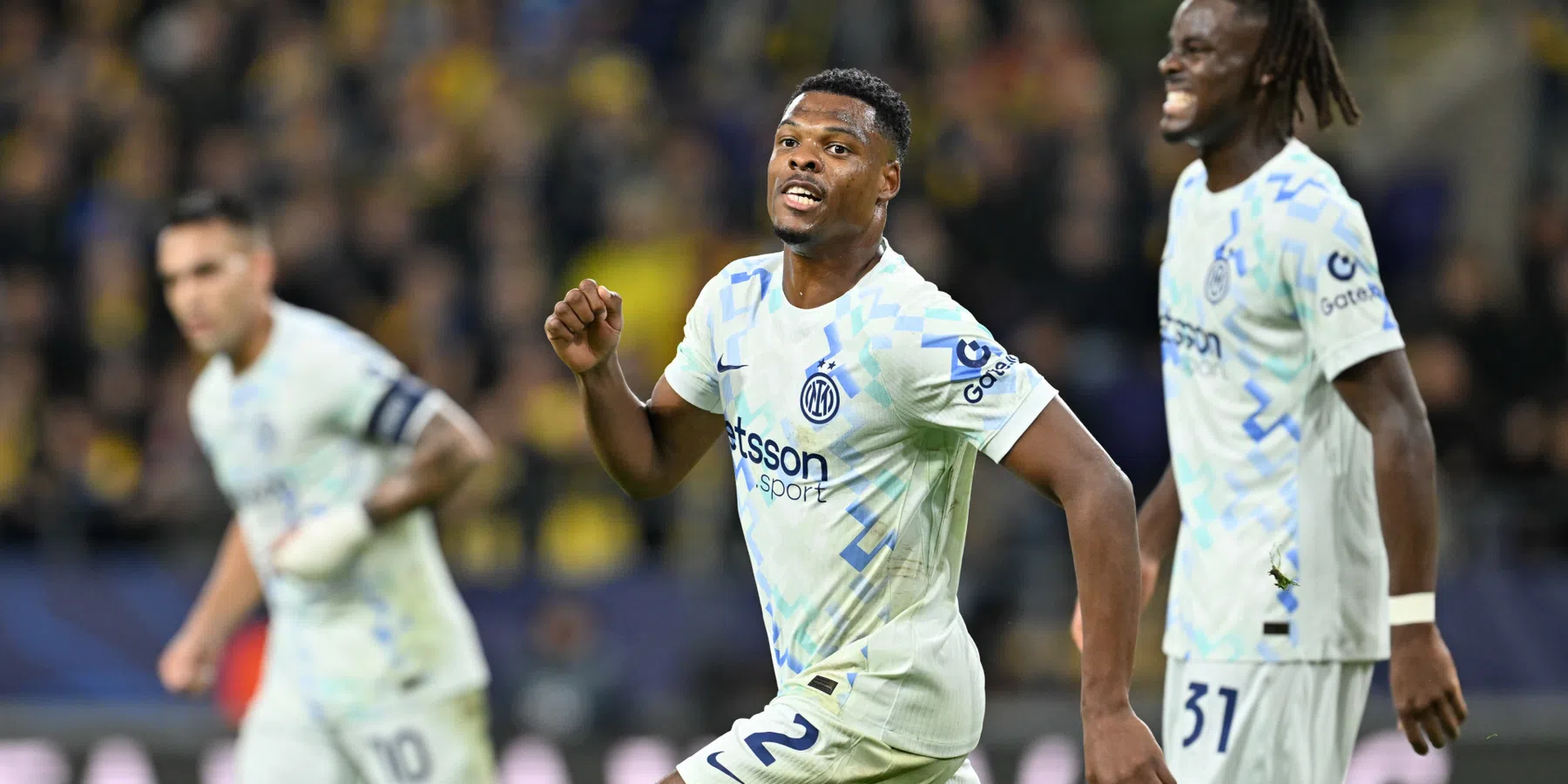 Invaller Dumfries verslaat Hellas Verona in extremis na eigen goal