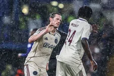 Thumbnail for article: Ajax-spits Weghorst gehavend en met pleister voor de camera: 'Ik heb hoofdpijn'