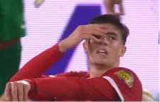 Thumbnail for article: Goes eist weer de aandacht op: AZ'er schreeuwt het uit en bezorgt opponent rood