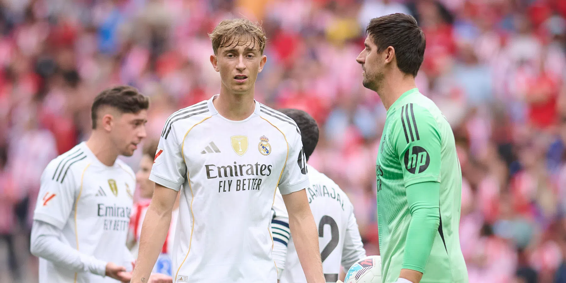 Dean Huijsen verdedigt 'topgozer' Vinicius bij Real Madrid