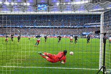 Thumbnail for article: Simonis wint voor het eerst in maanden, koploper Bayern blijft foutloos