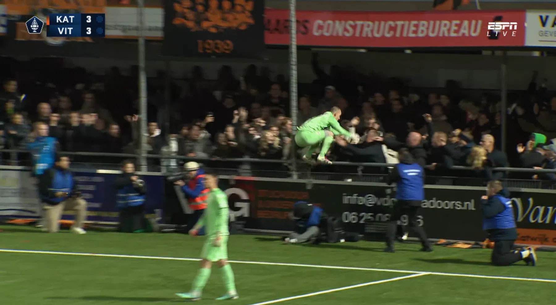 Katwijk-doelman Van Bladeren viert zege op Vitesse te vroeg