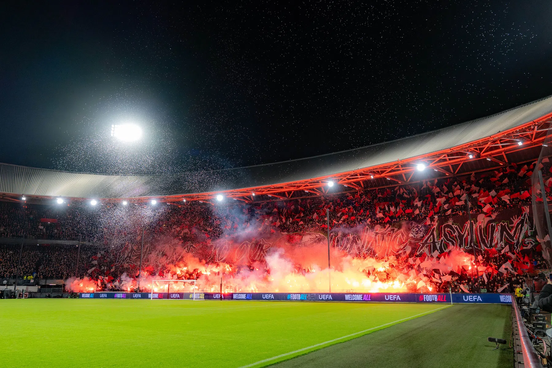 Feyenoord keihard gestraft door UEFA: boete en deel van tribunes moet leeg blijven